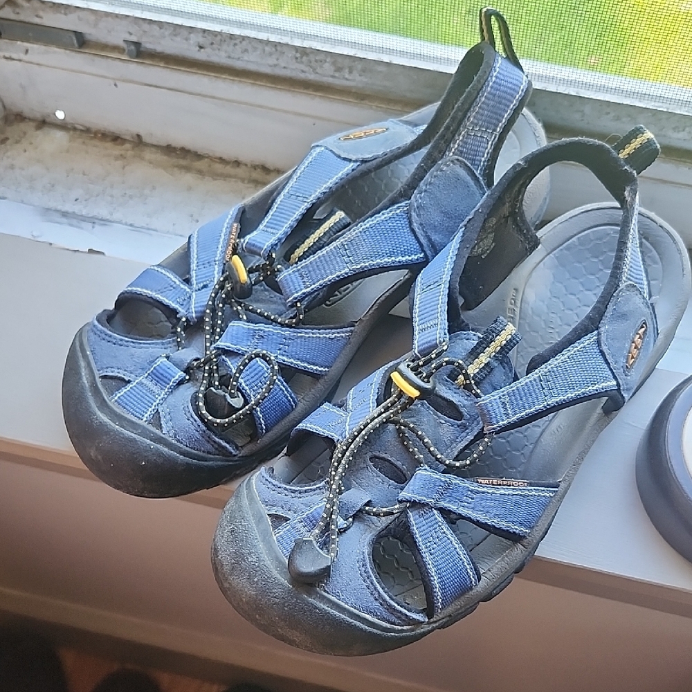 Women's 7.5 Keen Outdoor Sandals